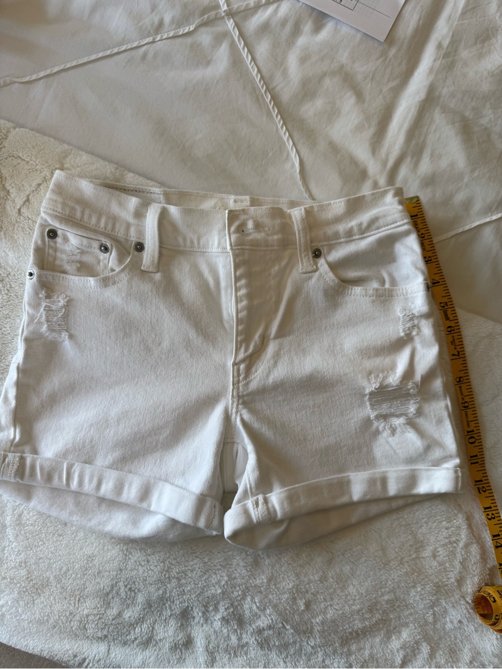 Levi's White Distressed Rolled-Cuff Denim Shorts A8